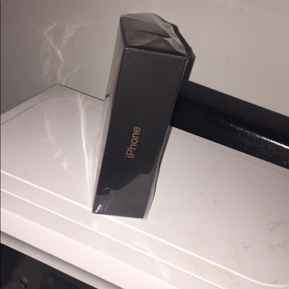 iPhone 11 pro max Gold 512GB - Picture 6 of 8